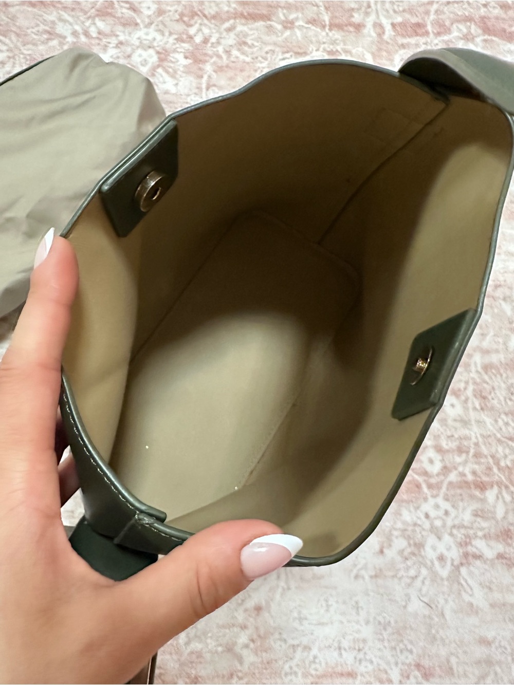 Leather 🥝 Bucket Bag in Green by Bostanten - Picture 9 of 16